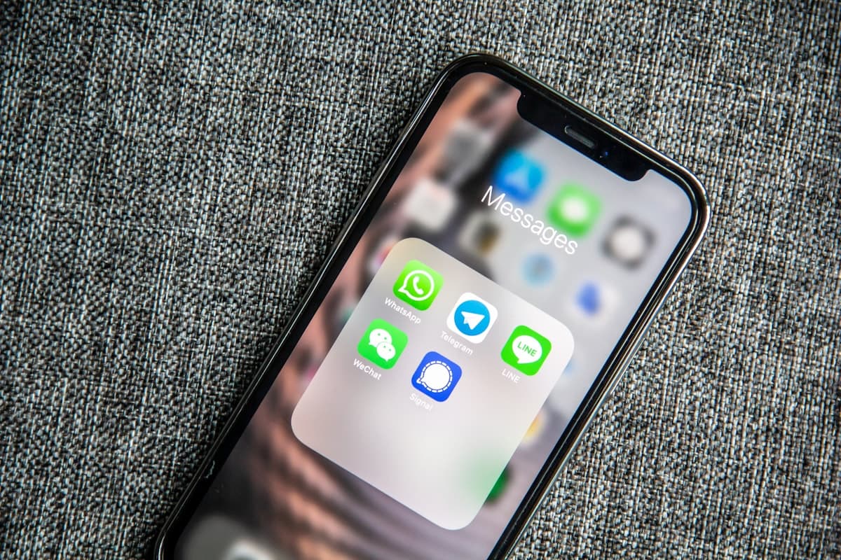 Automatizare WhatsApp și Telegram pentru Afaceri din România — Ghid Practic 2026